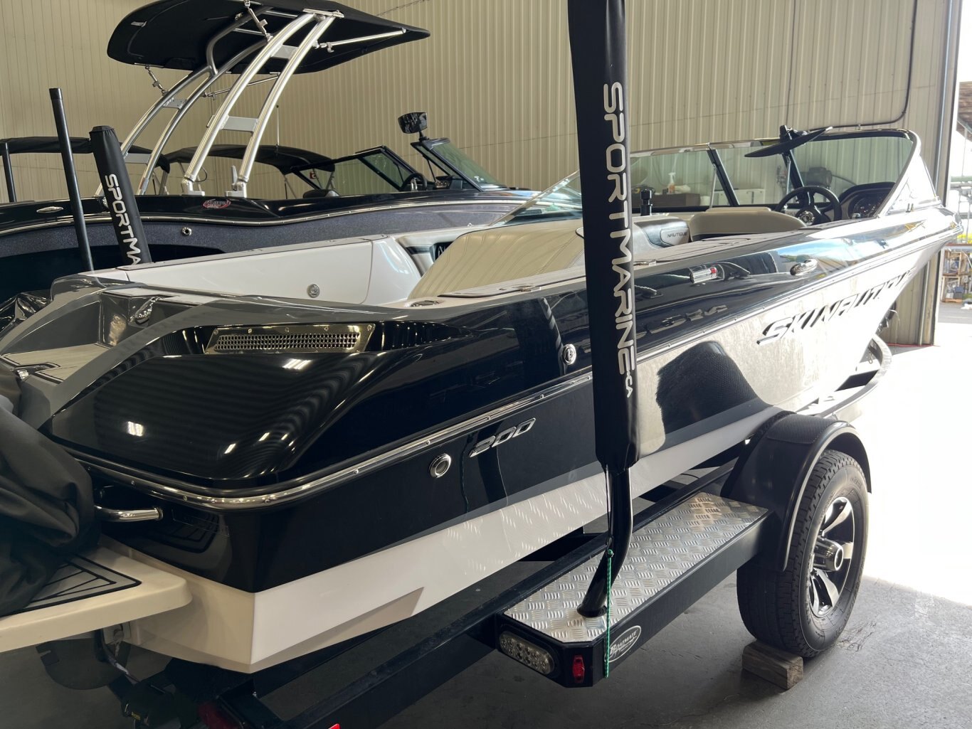 Bateau Correct Craft Ski Nautique 200 2014 Noir & Blanc avec Moteur PCM RZ409 385 heures, Remorque, Pour le Slalom !