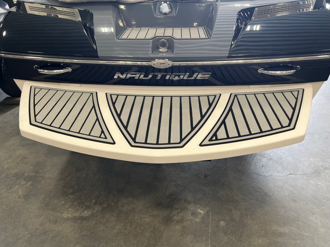 Bateau Correct Craft Ski Nautique 200 2014 Noir & Blanc avec Moteur PCM RZ409 385 heures, Remorque, Pour le Slalom !