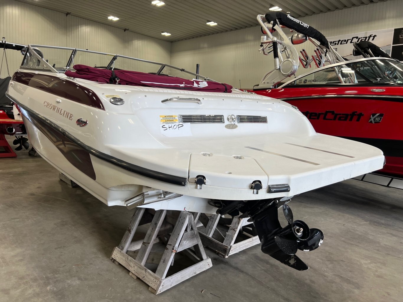 Bateau Crownline 180BR 2005 Rouge Moteur Mercruiser 4.3l, toit bimini, toile rapide en très bon état!