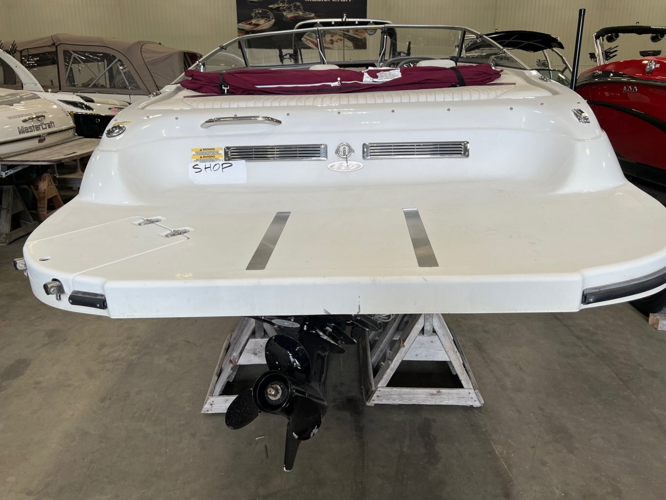 Bateau Crownline 180BR 2005 Rouge Moteur Mercruiser 4.3l, toit bimini, toile rapide en très bon état!