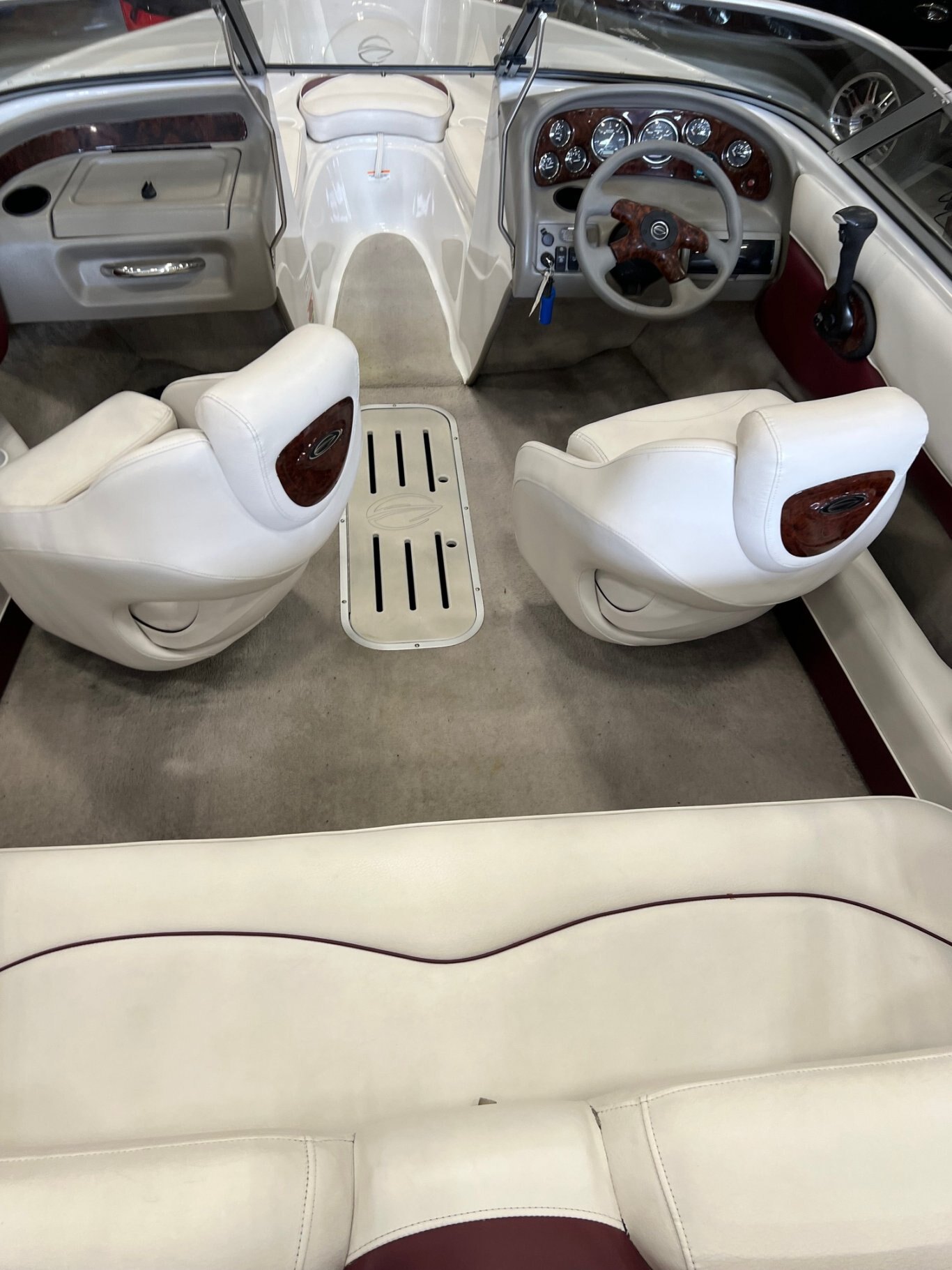 Bateau Crownline 180BR 2005 Rouge Moteur Mercruiser 4.3l, toit bimini, toile rapide en très bon état!