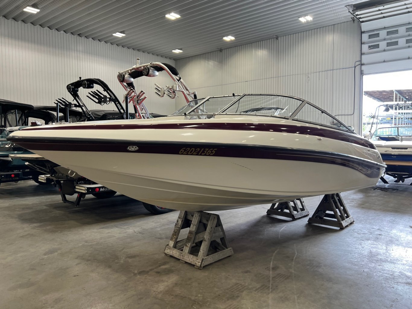 Bateau Crownline 180BR 2005 Rouge Moteur Mercruiser 4.3l, toit bimini, toile rapide en très bon état!
