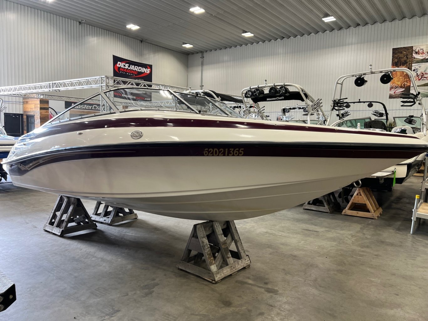 Bateau Crownline 180BR 2005 Rouge Moteur Mercruiser 4.3l, toit bimini, toile rapide en très bon état!