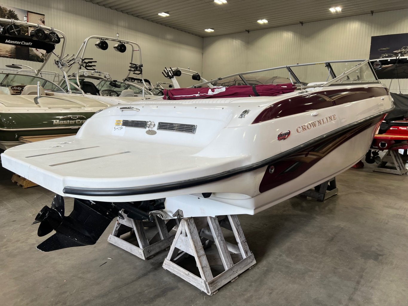 Bateau Crownline 180BR 2005 Rouge Moteur Mercruiser 4.3l, toit bimini, toile rapide en très bon état!