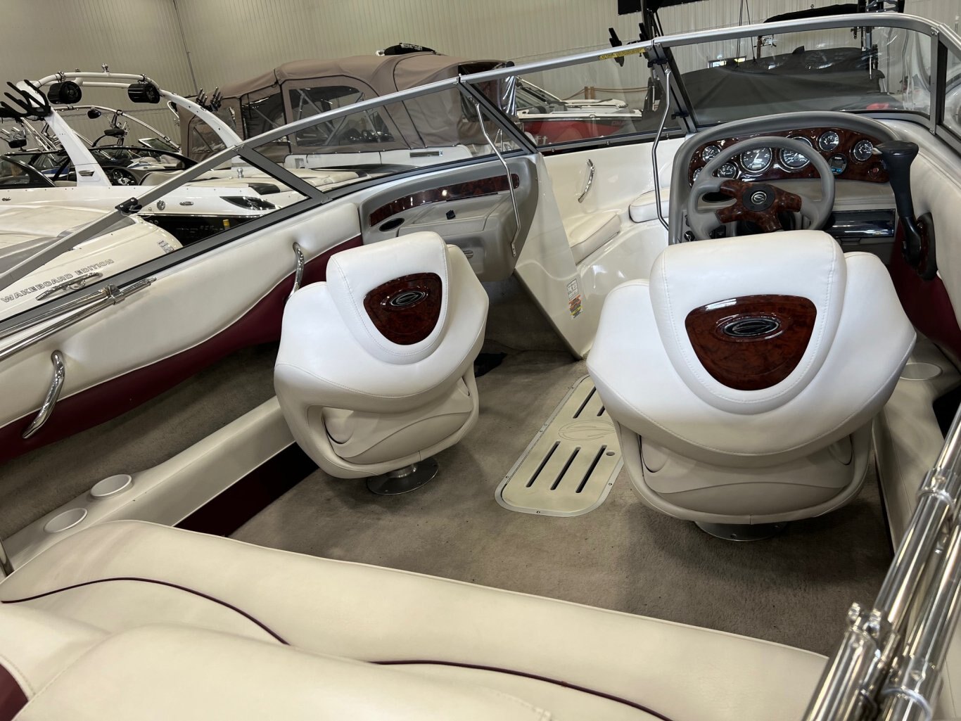 Bateau Crownline 180BR 2005 Rouge Moteur Mercruiser 4.3l, toit bimini, toile rapide en très bon état!