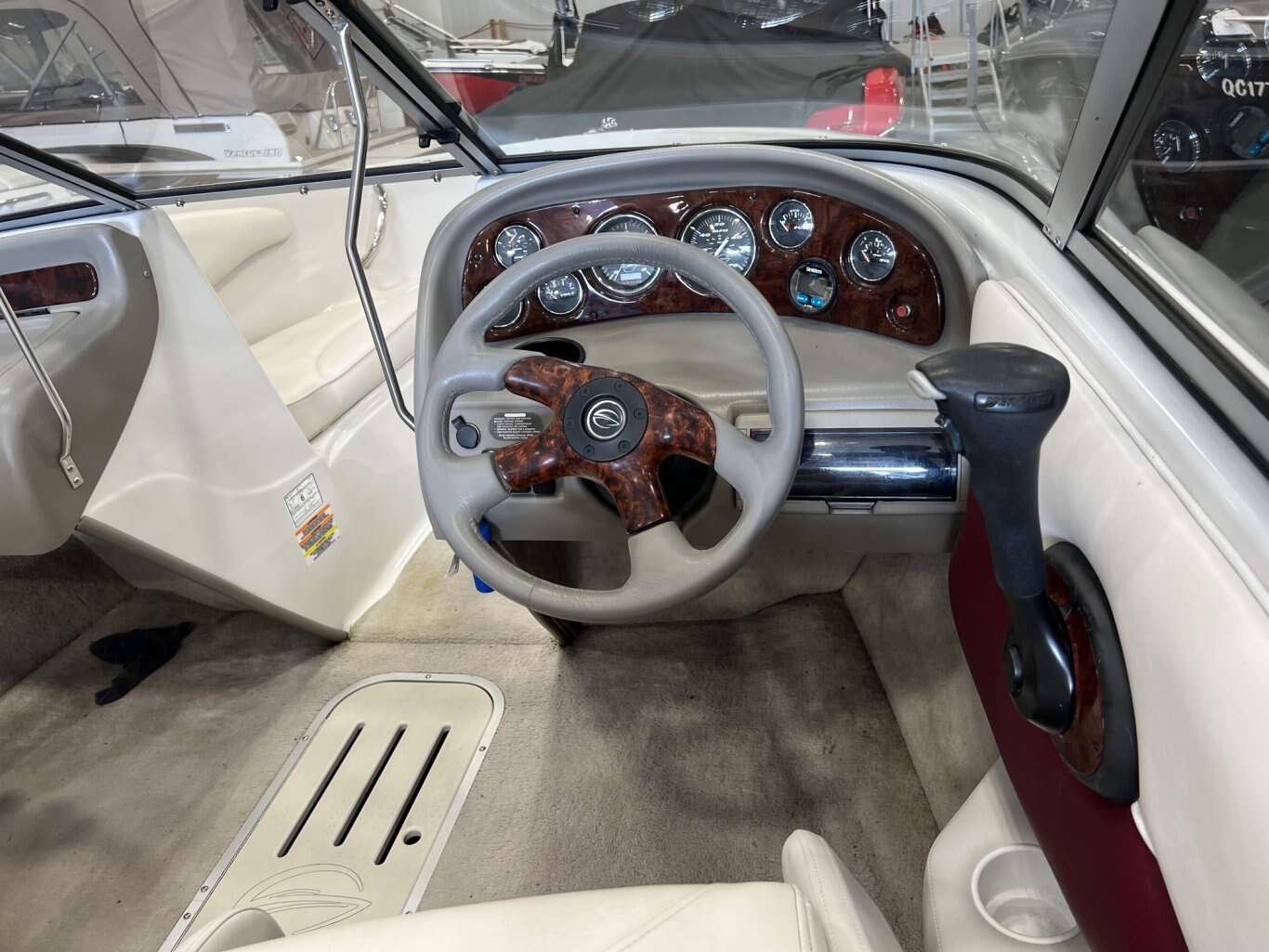 Bateau Crownline 180BR 2005 Rouge Moteur Mercruiser 4.3l, toit bimini, toile rapide en très bon état!