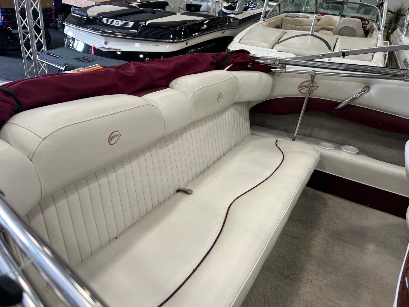 Bateau Crownline 180BR 2005 Rouge Moteur Mercruiser 4.3l, toit bimini, toile rapide en très bon état!