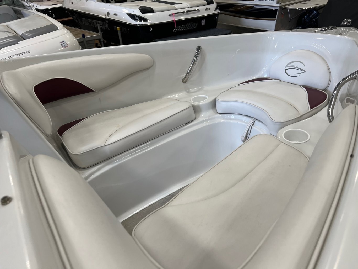 Bateau Crownline 180BR 2005 Rouge Moteur Mercruiser 4.3l, toit bimini, toile rapide en très bon état!