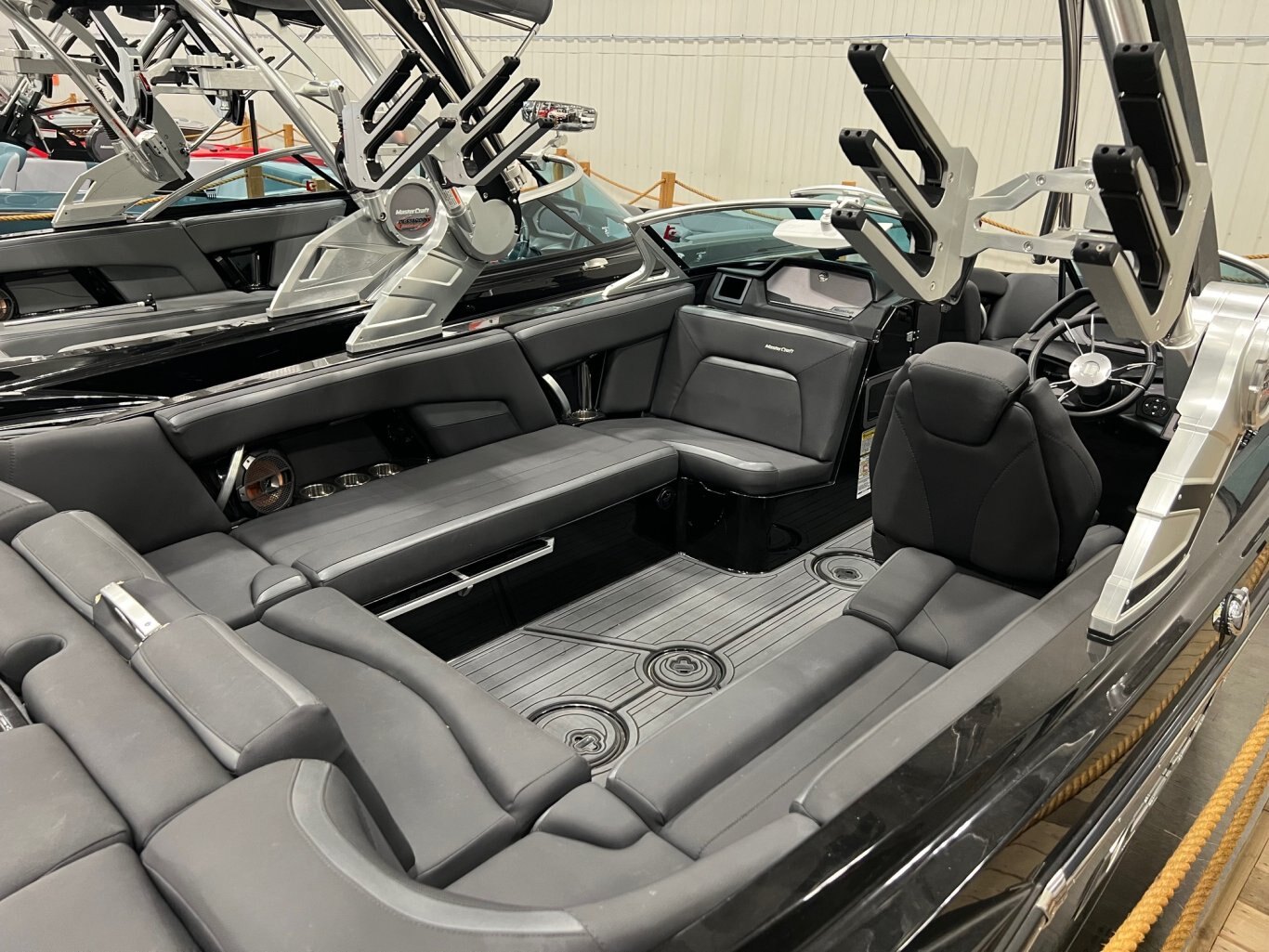 Bateau Mastercraft X Star 2018 Noir sur Noir Moteur Ilmor 6.2l 430hp 181h, Complètement Équipé pour le Wakesurf!