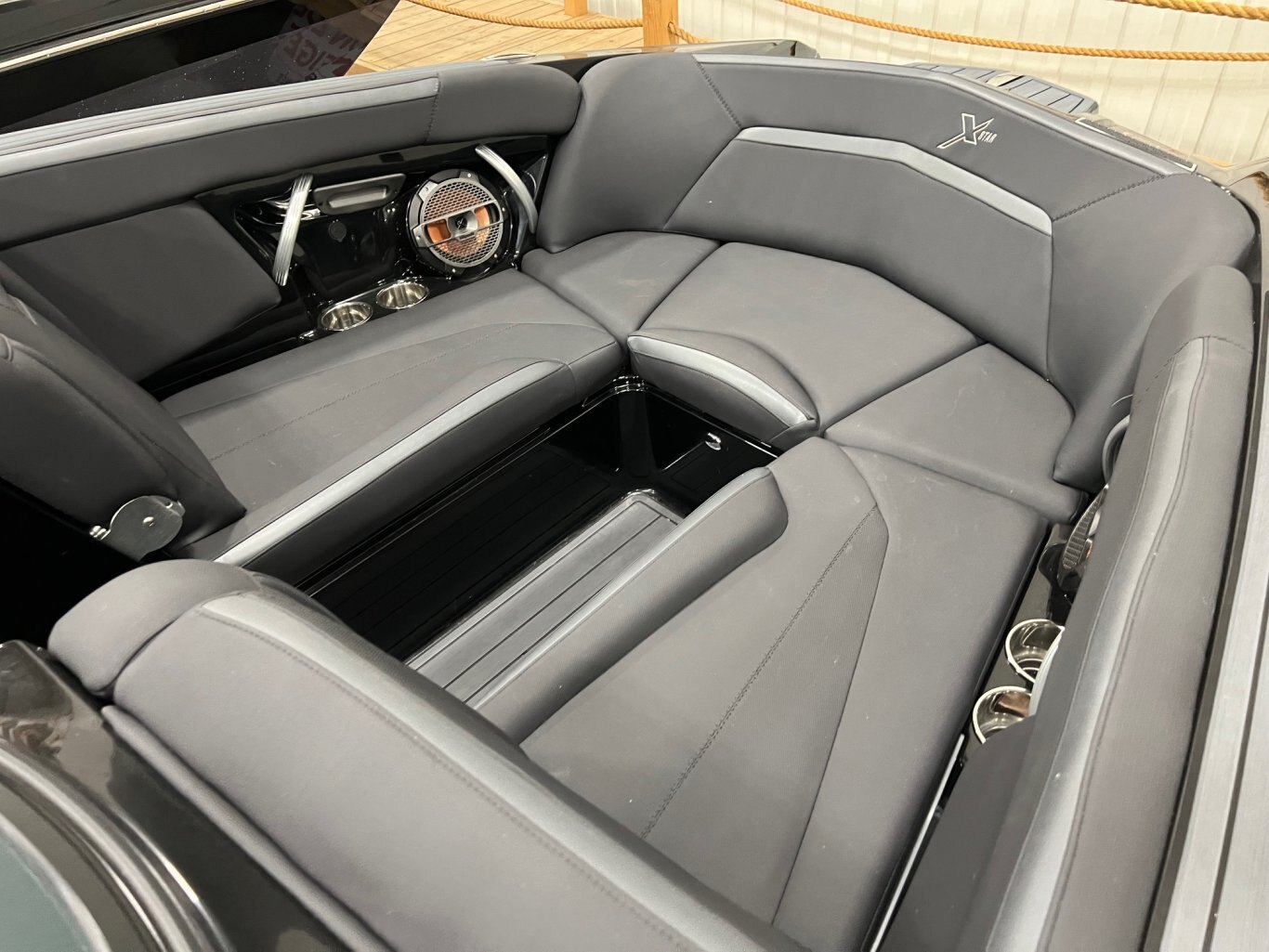 Bateau Mastercraft X Star 2018 Noir sur Noir Moteur Ilmor 6.2l 430hp 181h, Complètement Équipé pour le Wakesurf!