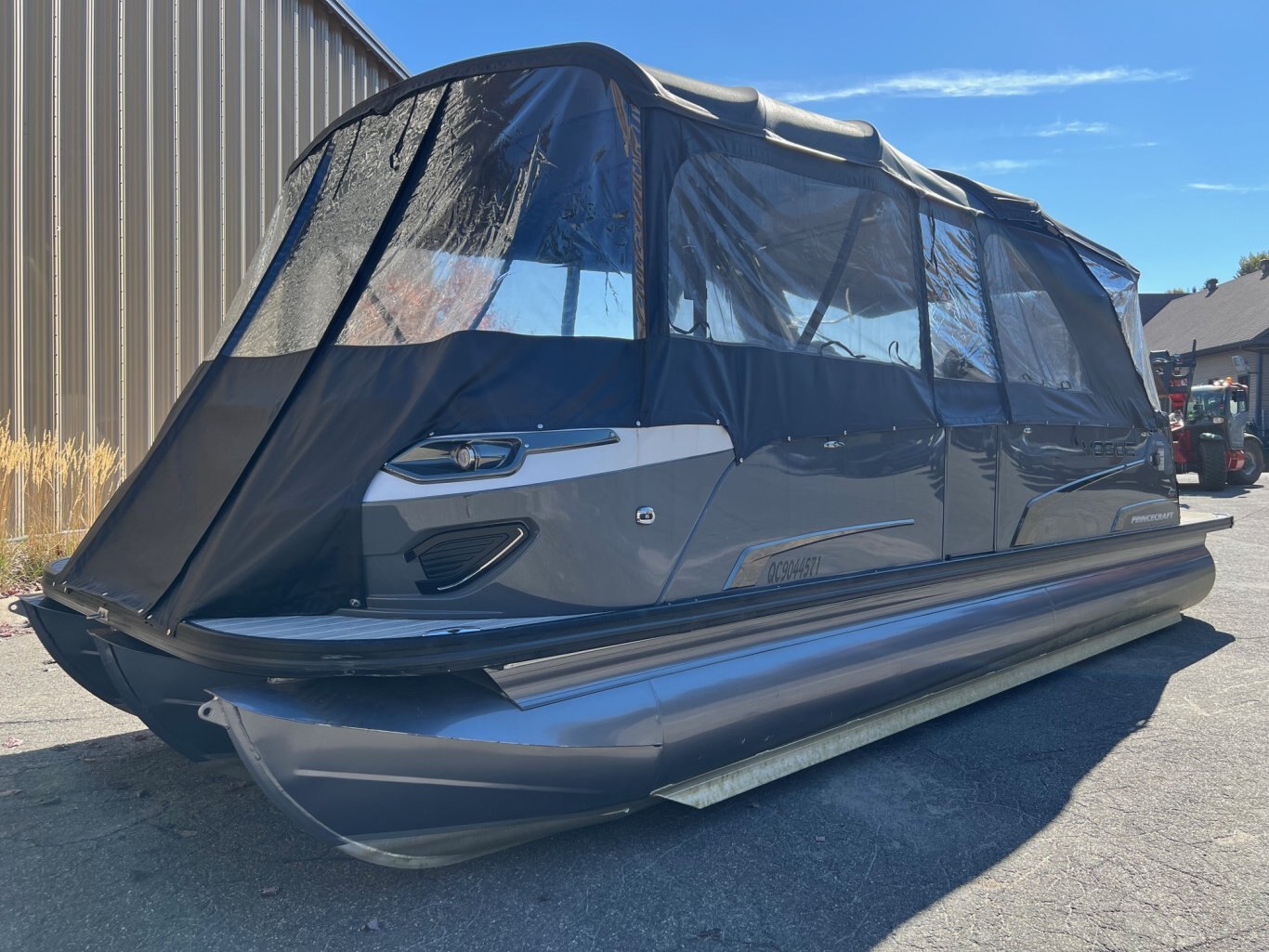 Ponton Princecraft Vogue 25XT 2022 Gris Moteur Mercury 300hp, Toit Campeur, Tour à Wake, Barre Ski, Table, Simrad & Plus !