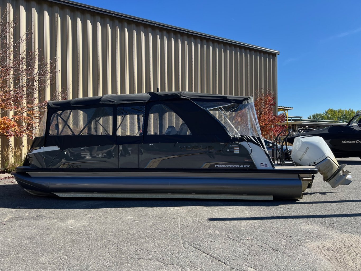 Ponton Princecraft Vogue 25XT 2022 Gris Moteur Mercury 300hp, Toit Campeur, Tour à Wake, Barre Ski, Table, Simrad & Plus !