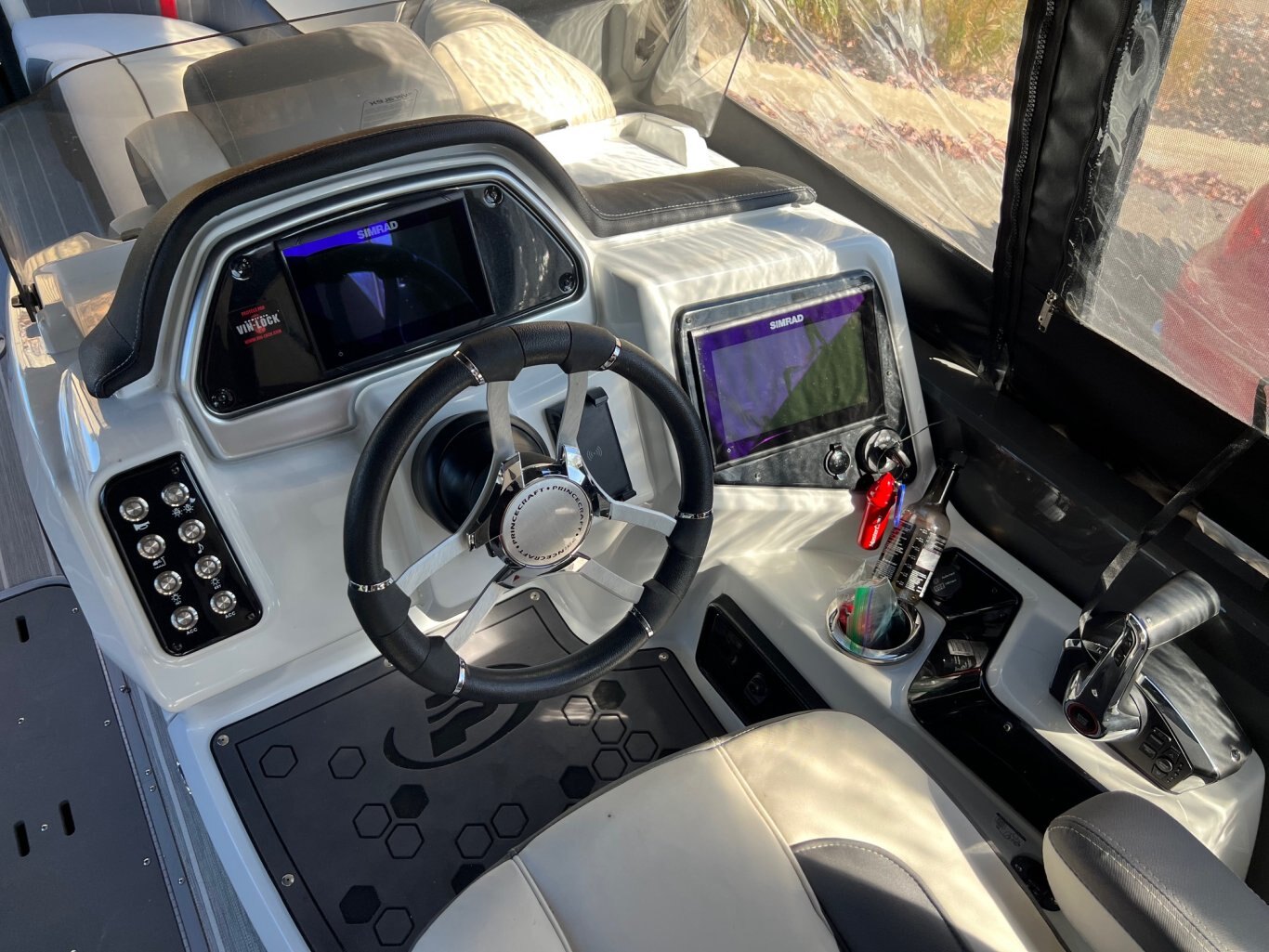 Ponton Princecraft Vogue 25XT 2022 Gris Moteur Mercury 300hp, Toit Campeur, Tour à Wake, Barre Ski, Table, Simrad & Plus !