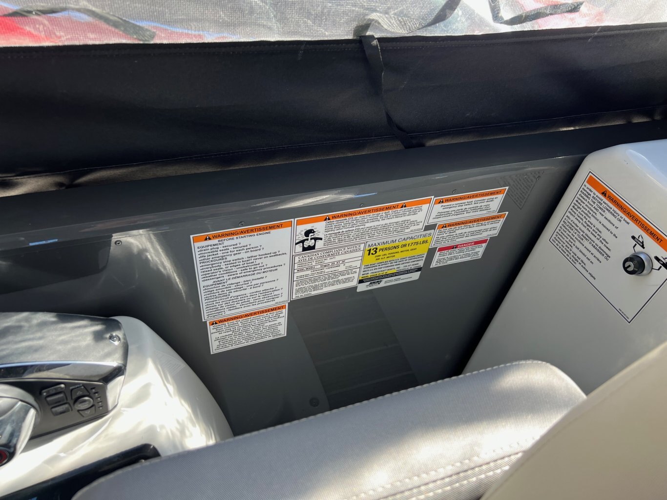 Ponton Princecraft Vogue 25XT 2022 Gris Moteur Mercury 300hp, Toit Campeur, Tour à Wake, Barre Ski, Table, Simrad & Plus !