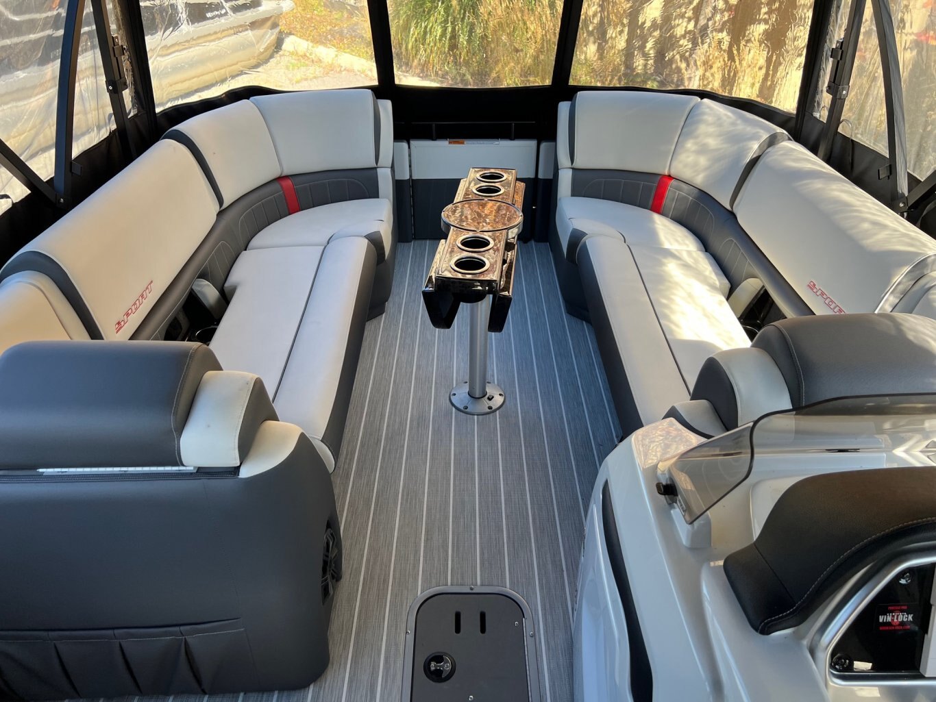 Ponton Princecraft Vogue 25XT 2022 Gris Moteur Mercury 300hp, Toit Campeur, Tour à Wake, Barre Ski, Table, Simrad & Plus !