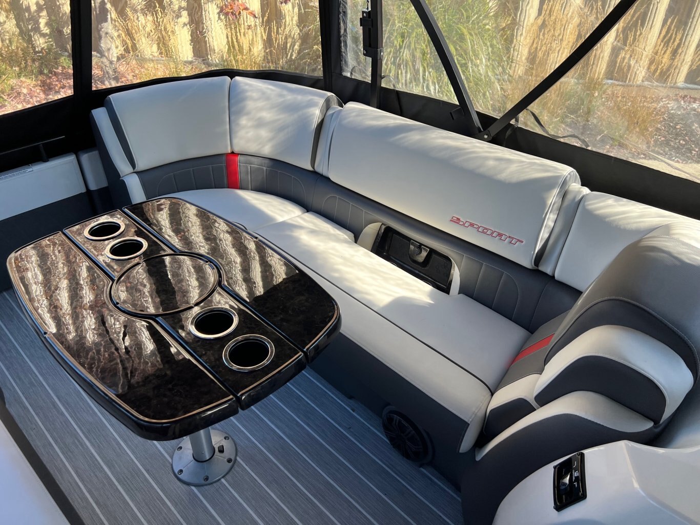 Ponton Princecraft Vogue 25XT 2022 Gris Moteur Mercury 300hp, Toit Campeur, Tour à Wake, Barre Ski, Table, Simrad & Plus !