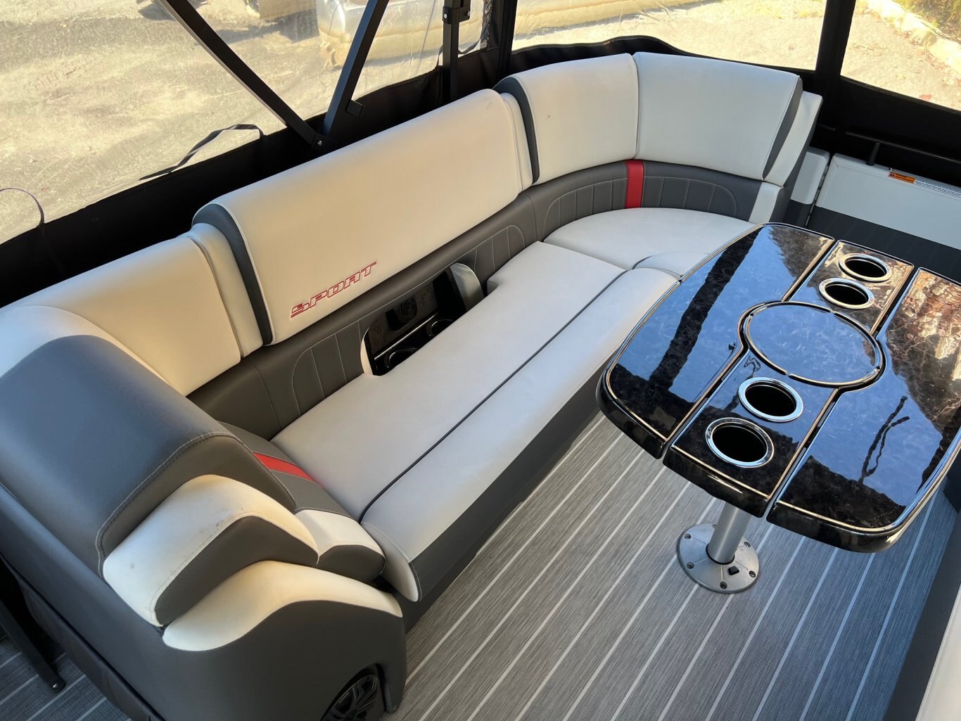 Ponton Princecraft Vogue 25XT 2022 Gris Moteur Mercury 300hp, Toit Campeur, Tour à Wake, Barre Ski, Table, Simrad & Plus !