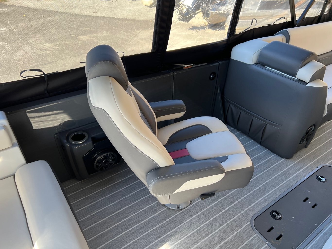 Ponton Princecraft Vogue 25XT 2022 Gris Moteur Mercury 300hp, Toit Campeur, Tour à Wake, Barre Ski, Table, Simrad & Plus !