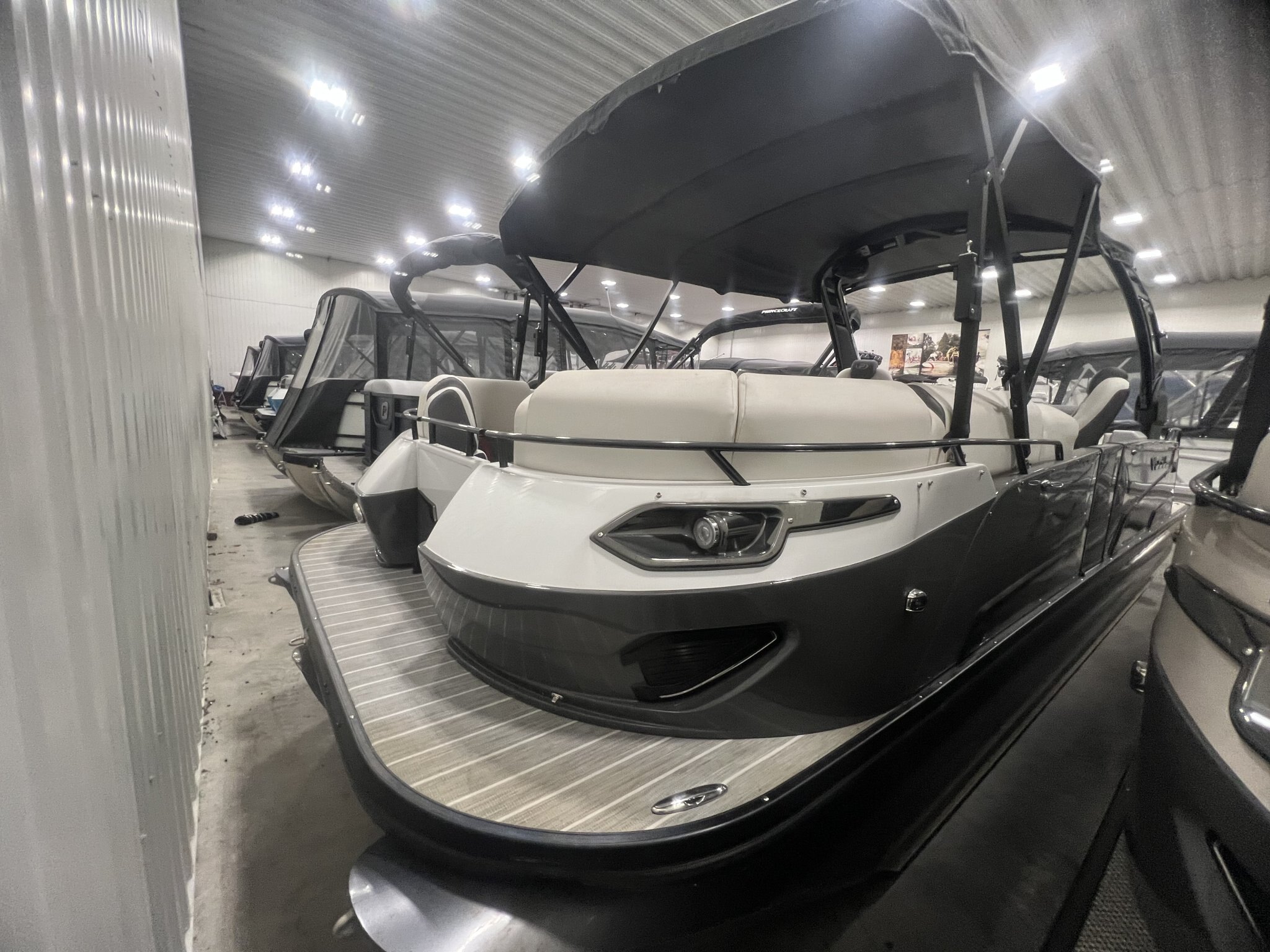 Ponton Princecraft Vogue 25XT 2023 Gris Moteur Mercury 300hp, Toit Campeur, Tour à Wake, Barre Ski, Table, Simrad & Plus !