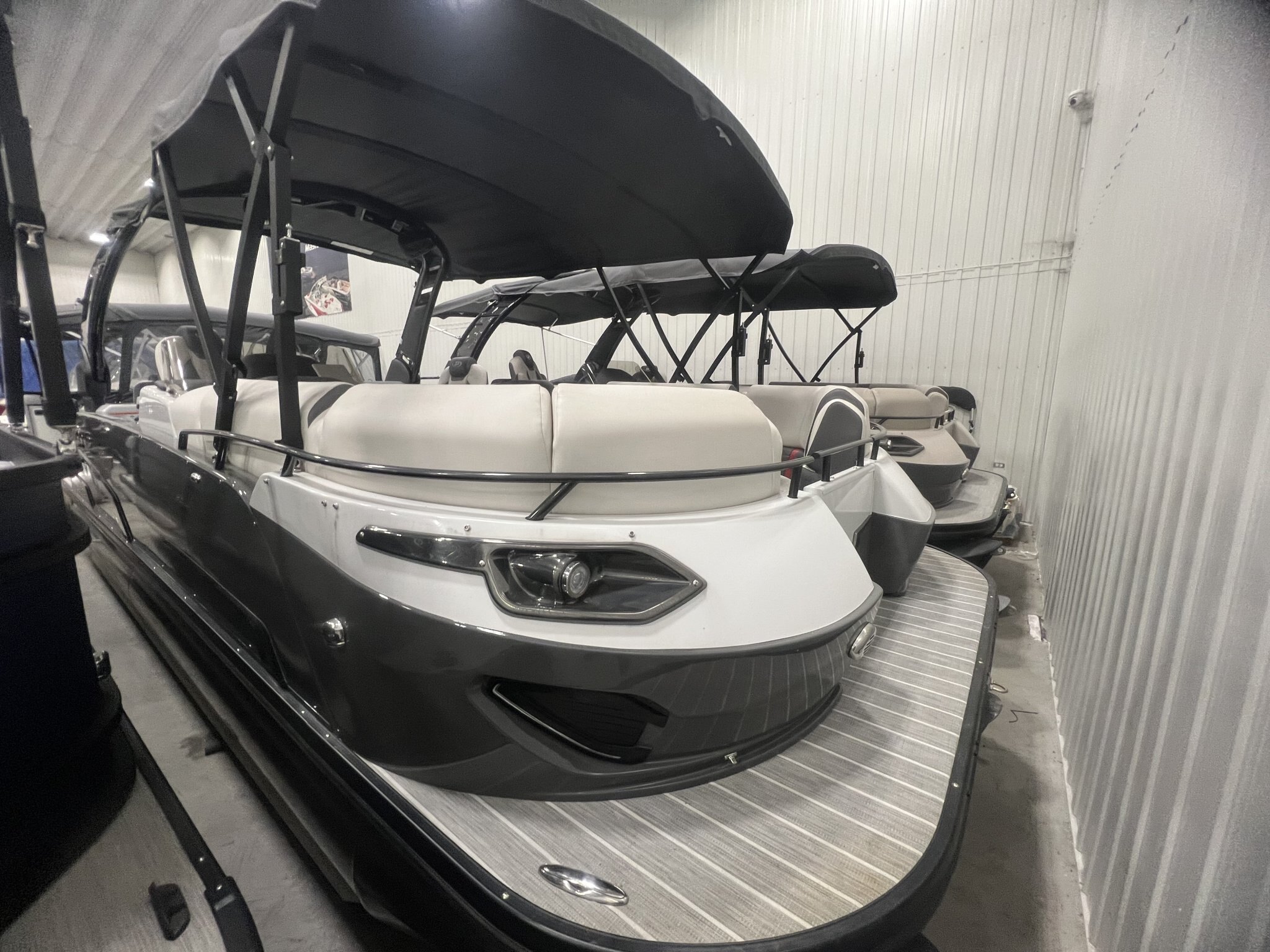 Ponton Princecraft Vogue 25XT 2023 Gris Moteur Mercury 300hp, Toit Campeur, Tour à Wake, Barre Ski, Table, Simrad & Plus !