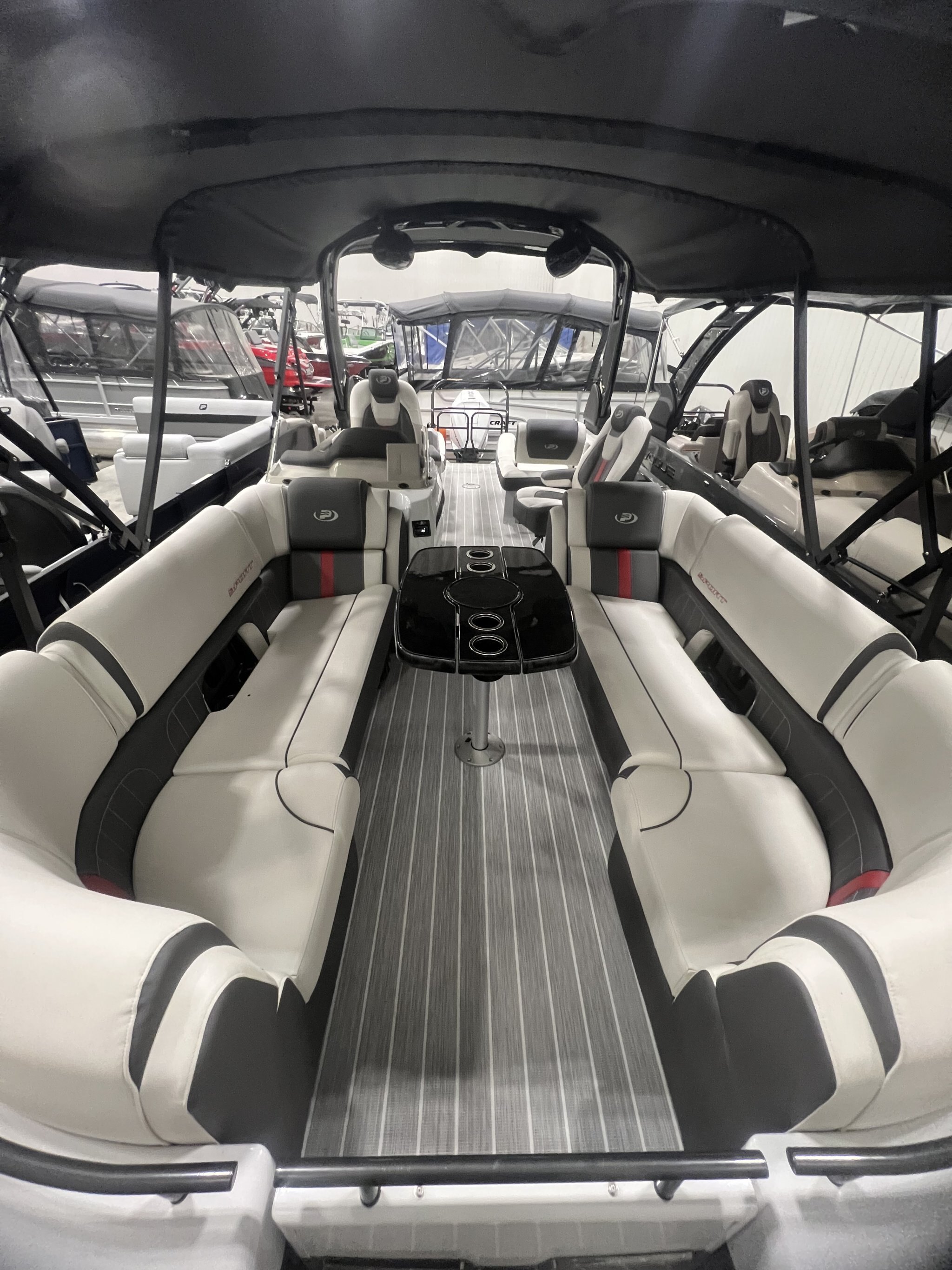 Ponton Princecraft Vogue 25XT 2023 Gris Moteur Mercury 300hp, Toit Campeur, Tour à Wake, Barre Ski, Table, Simrad & Plus !