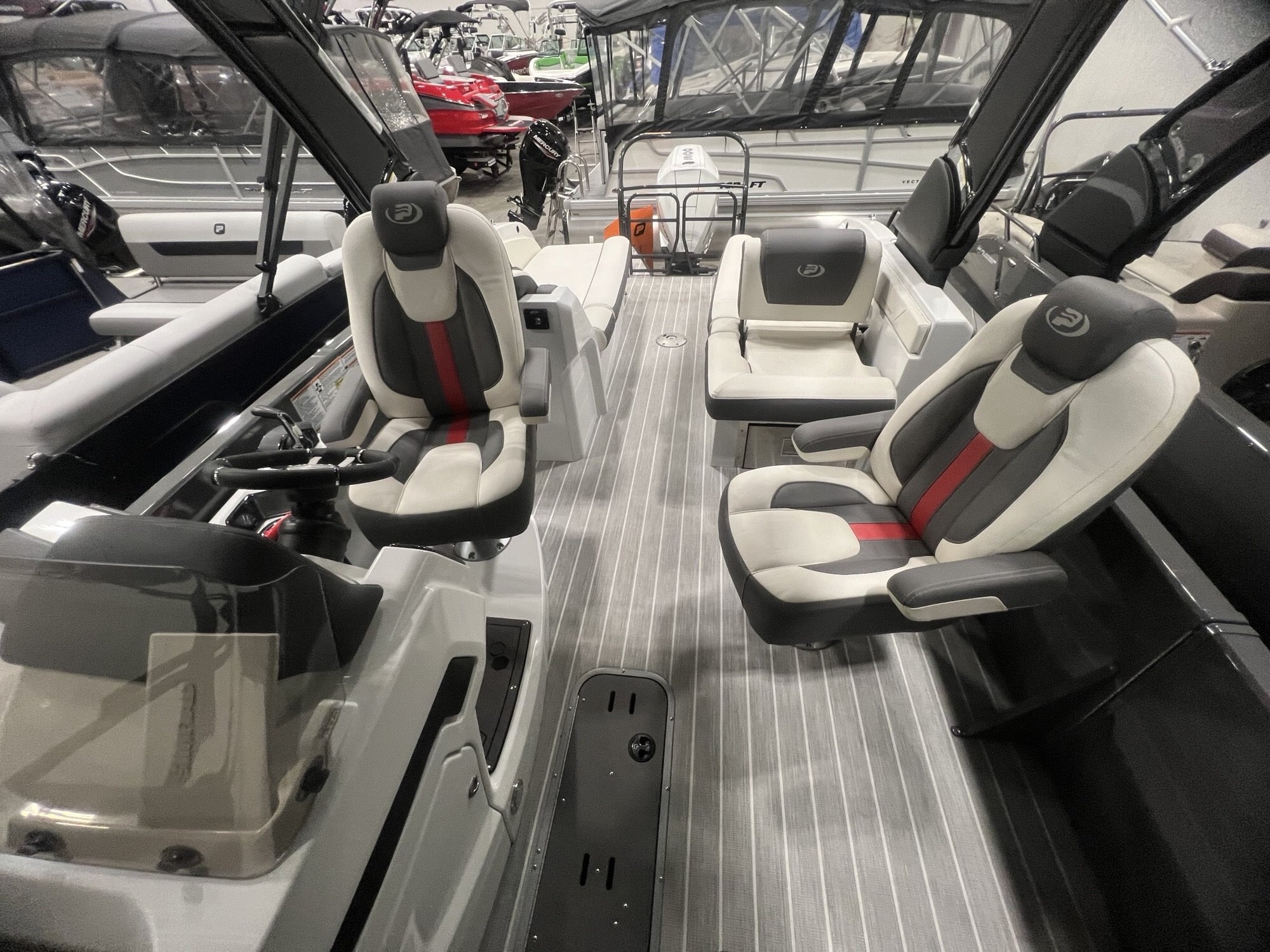Ponton Princecraft Vogue 25XT 2023 Gris Moteur Mercury 300hp, Toit Campeur, Tour à Wake, Barre Ski, Table, Simrad & Plus !