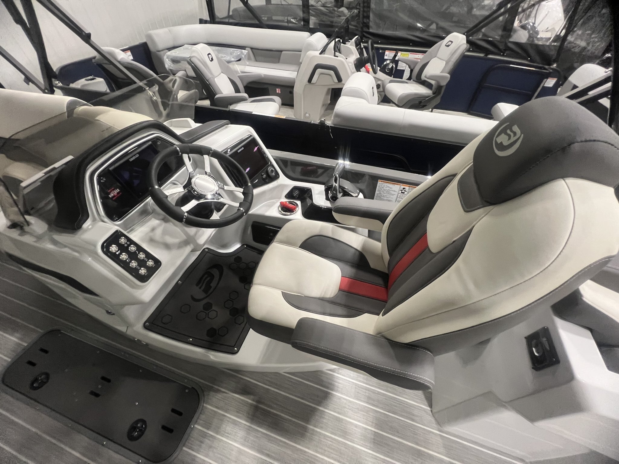 Ponton Princecraft Vogue 25XT 2023 Gris Moteur Mercury 300hp, Toit Campeur, Tour à Wake, Barre Ski, Table, Simrad & Plus !
