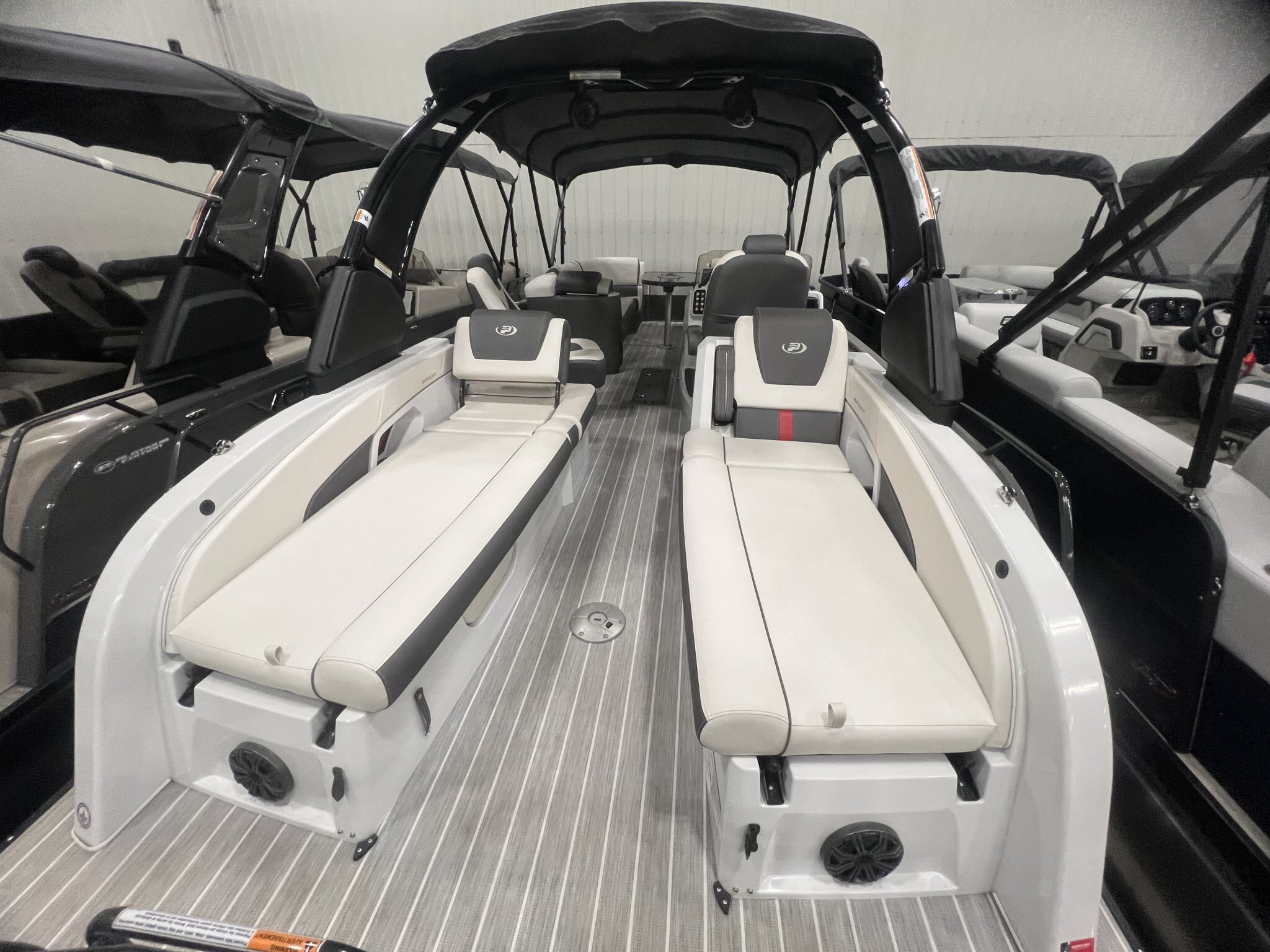 Ponton Princecraft Vogue 25XT 2023 Gris Moteur Mercury 300hp, Toit Campeur, Tour à Wake, Barre Ski, Table, Simrad & Plus !