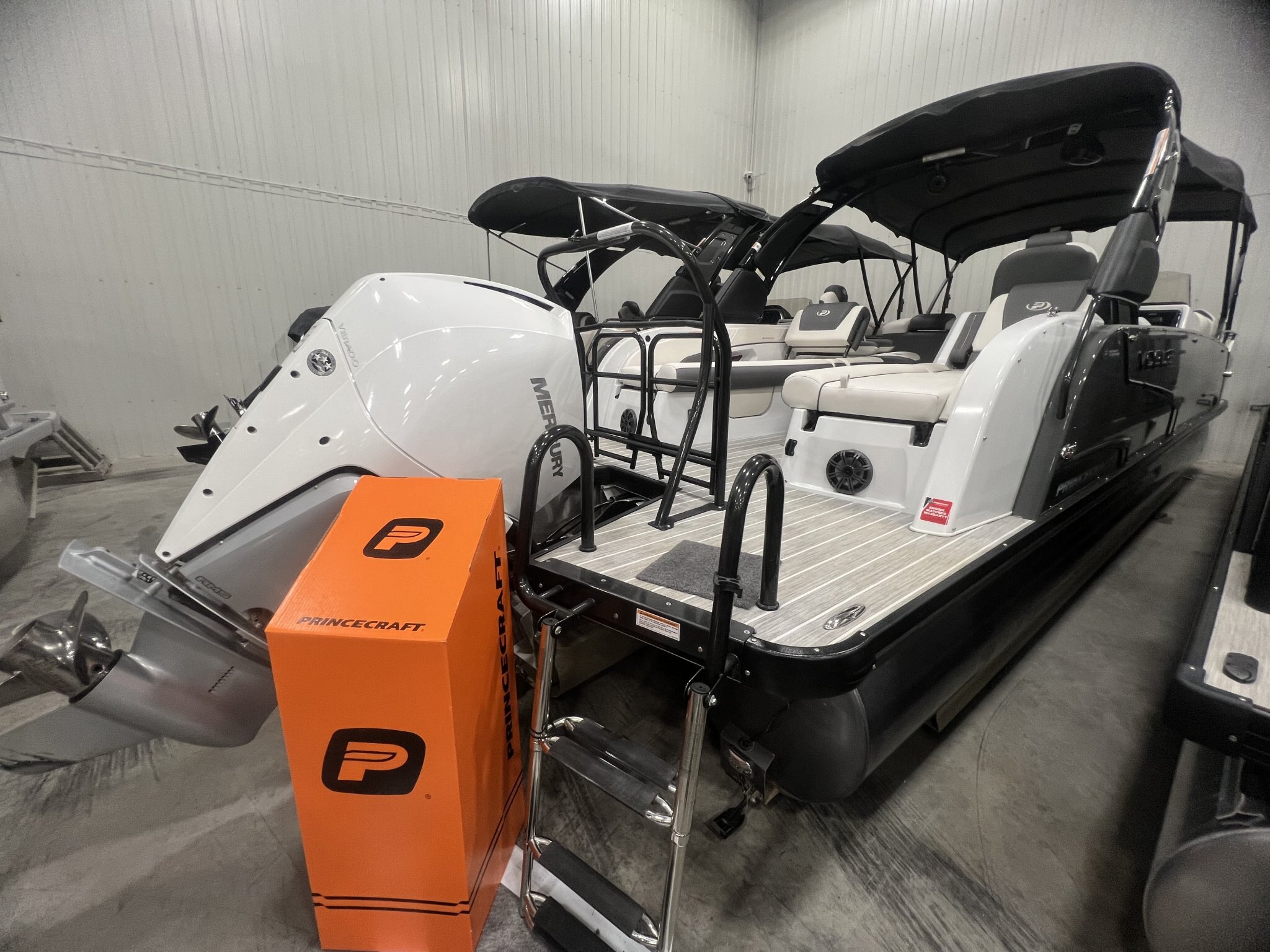 Ponton Princecraft Vogue 25XT 2023 Gris Moteur Mercury 300hp, Toit Campeur, Tour à Wake, Barre Ski, Table, Simrad & Plus !