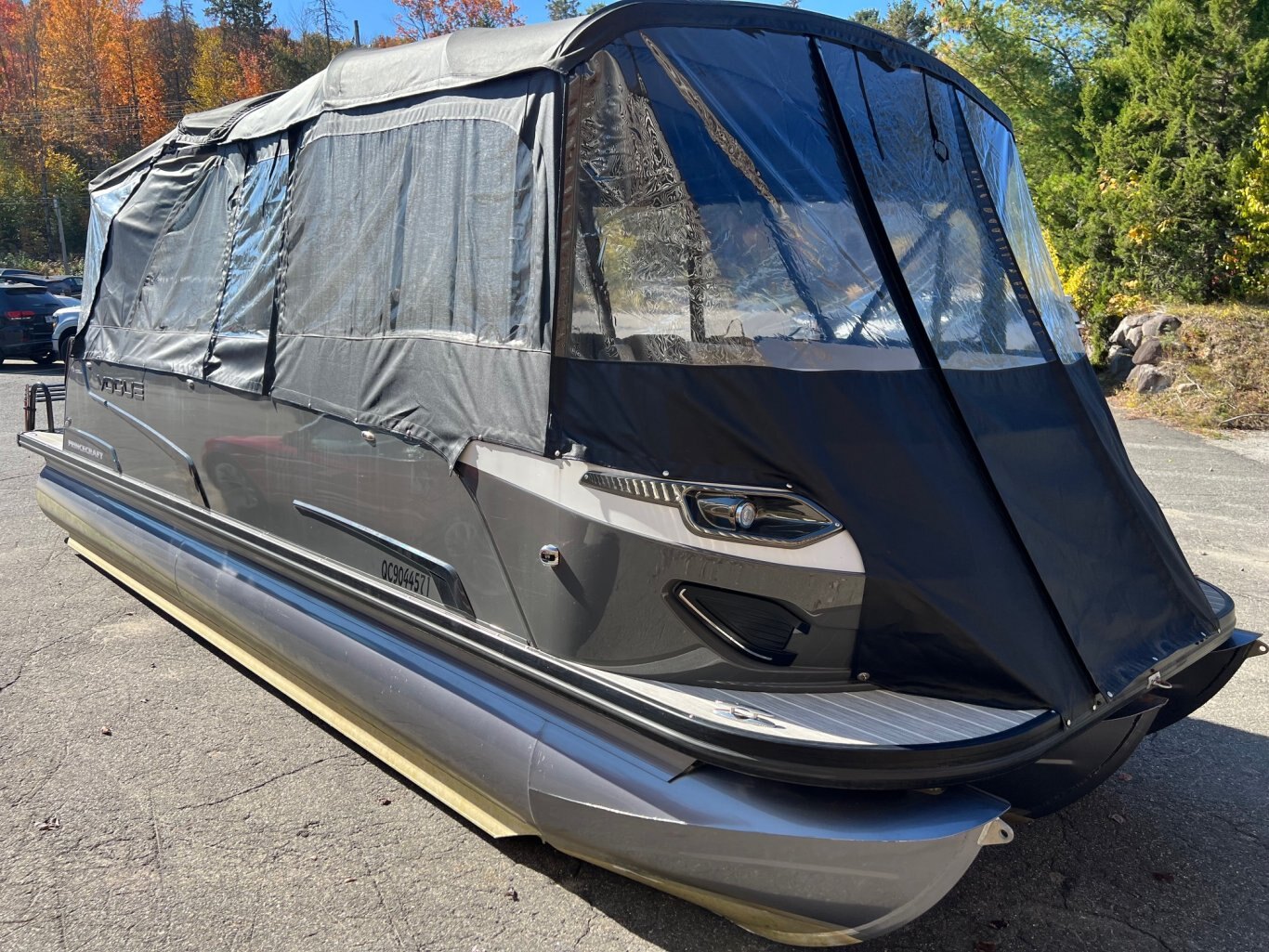 Ponton Princecraft Vogue 25XT 2022 Gris Moteur Mercury 300hp, Toit Campeur, Tour à Wake, Barre Ski, Table, Simrad & Plus !