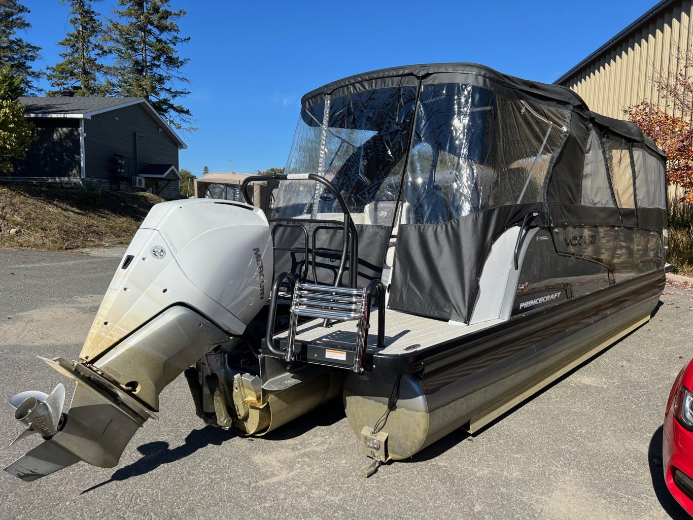 Ponton Princecraft Vogue 25XT 2022 Gris Moteur Mercury 300hp, Toit Campeur, Tour à Wake, Barre Ski, Table, Simrad & Plus !