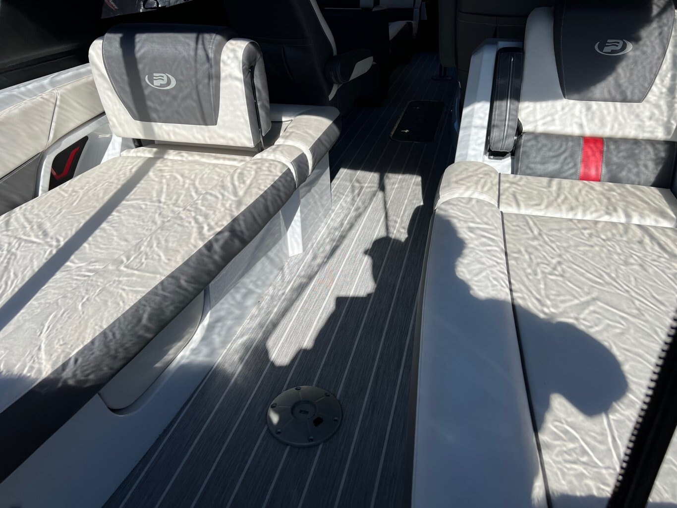 Ponton Princecraft Vogue 25XT 2022 Gris Moteur Mercury 300hp, Toit Campeur, Tour à Wake, Barre Ski, Table, Simrad & Plus !