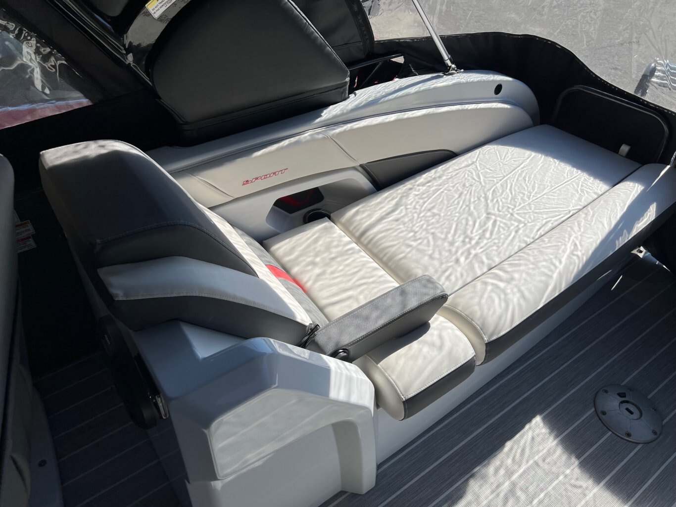 Ponton Princecraft Vogue 25XT 2022 Gris Moteur Mercury 300hp, Toit Campeur, Tour à Wake, Barre Ski, Table, Simrad & Plus !