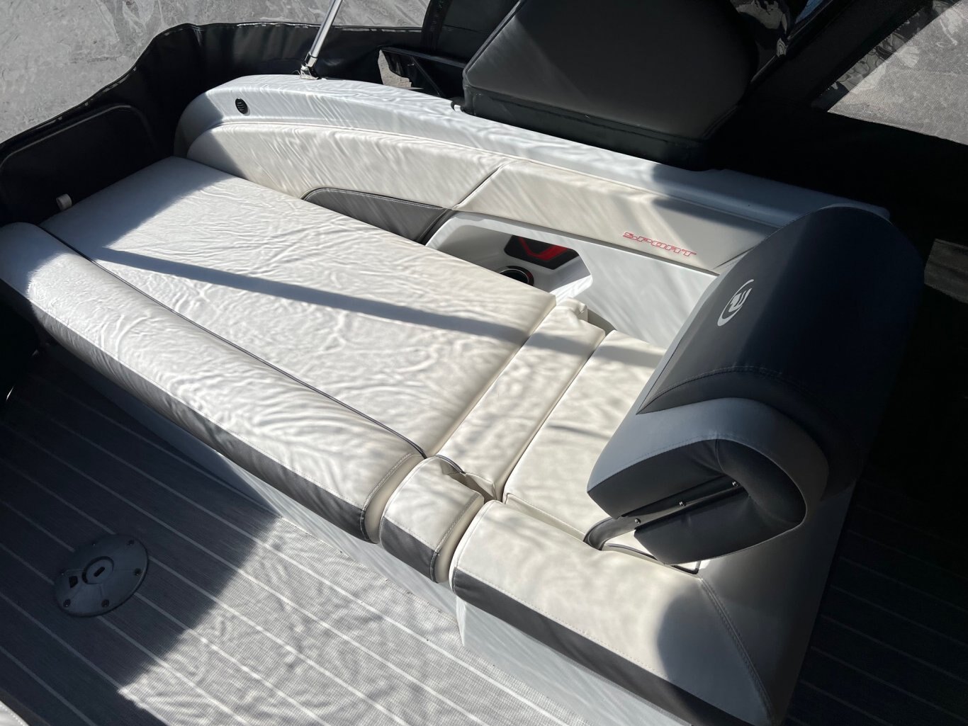 Ponton Princecraft Vogue 25XT 2022 Gris Moteur Mercury 300hp, Toit Campeur, Tour à Wake, Barre Ski, Table, Simrad & Plus !