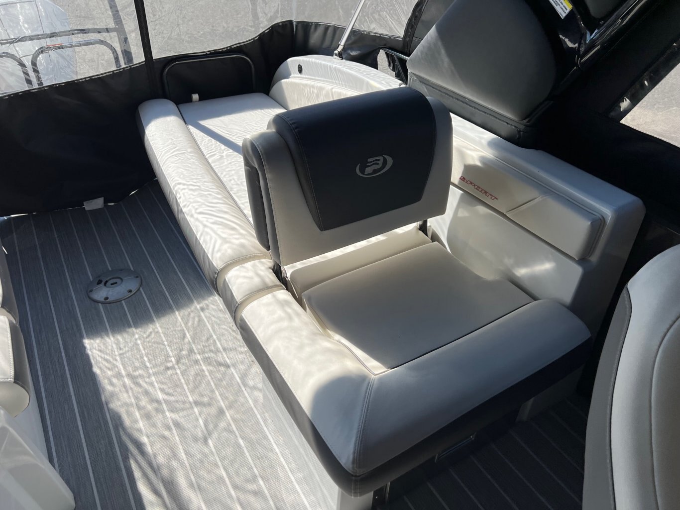 Ponton Princecraft Vogue 25XT 2022 Gris Moteur Mercury 300hp, Toit Campeur, Tour à Wake, Barre Ski, Table, Simrad & Plus !