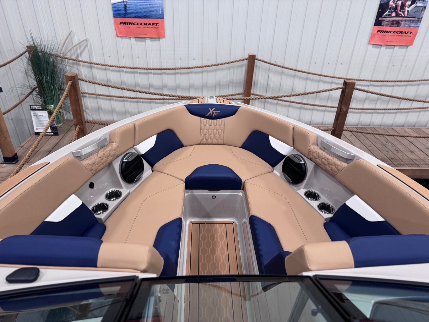 Bateau Mastercraft XT23 2026 Bleu & Blanc sur Tan, moteur Ilmor 5.3l 365hp, complètement équipé pour le wakesurf!