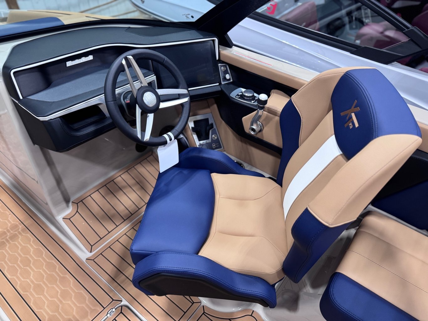 Bateau Mastercraft XT23 2026 Bleu & Blanc sur Tan, moteur Ilmor 5.3l 365hp, complètement équipé pour le wakesurf!