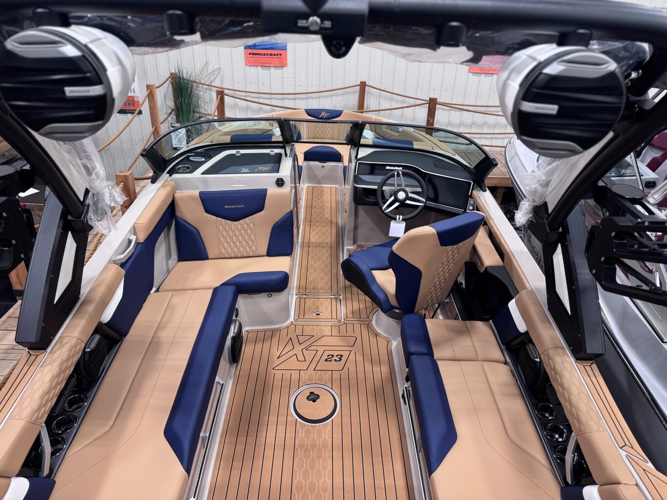 Bateau Mastercraft XT23 2026 Bleu & Blanc sur Tan, moteur Ilmor 5.3l 365hp, complètement équipé pour le wakesurf!