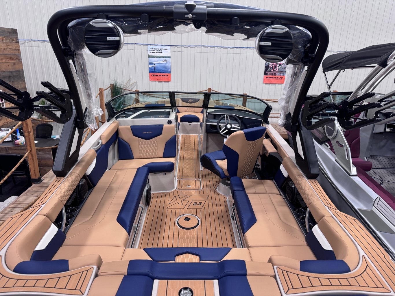 Bateau Mastercraft XT23 2026 Bleu & Blanc sur Tan, moteur Ilmor 5.3l 365hp, complètement équipé pour le wakesurf!