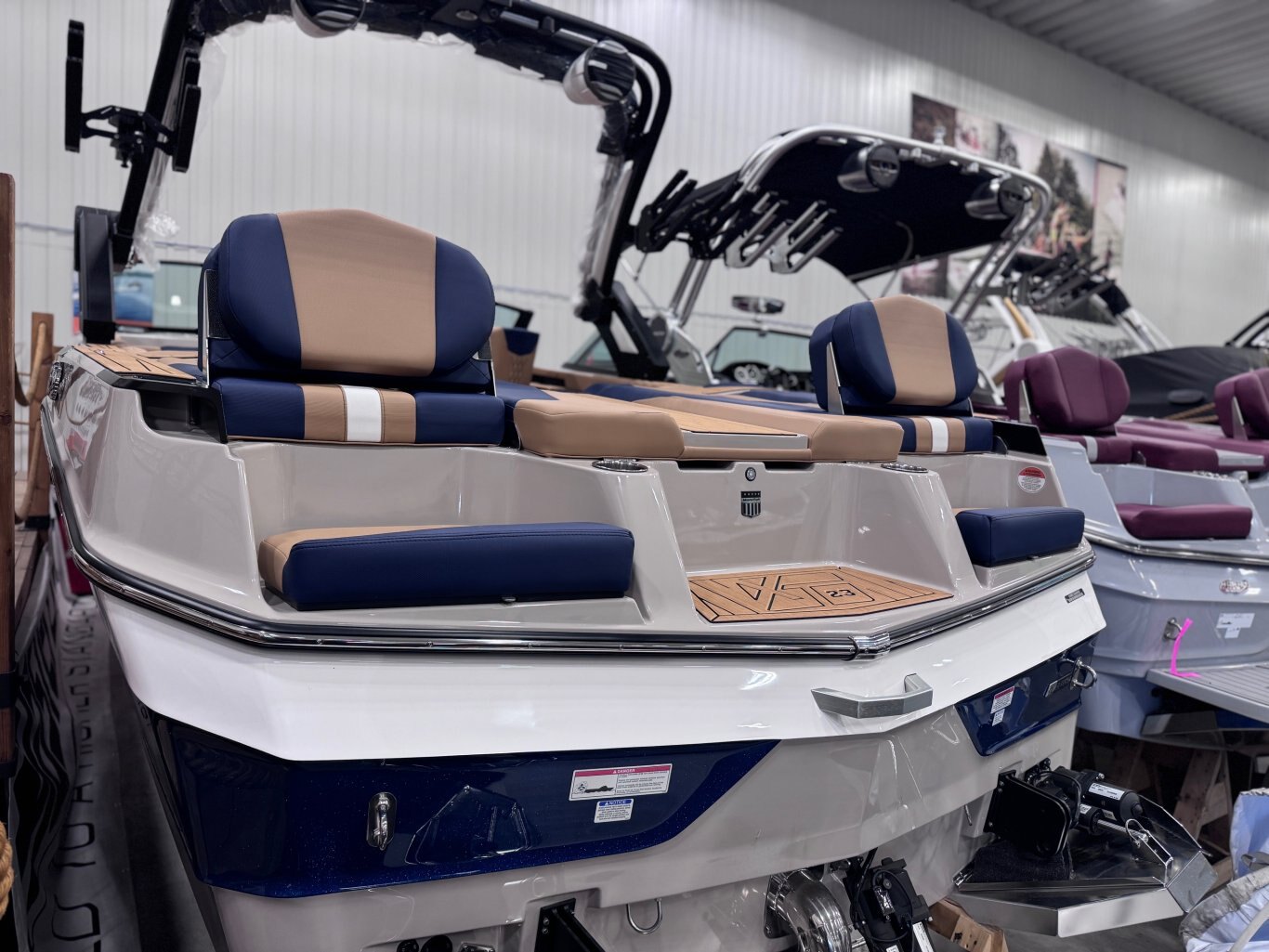 Bateau Mastercraft XT23 2026 Bleu & Blanc sur Tan, moteur Ilmor 5.3l 365hp, complètement équipé pour le wakesurf!