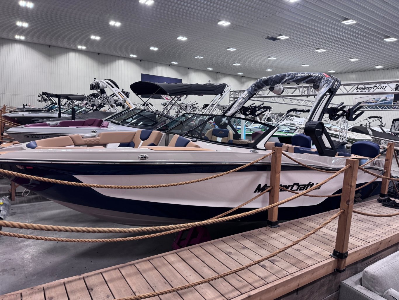Bateau Mastercraft XT23 2026 Bleu & Blanc sur Tan, moteur Ilmor 5.3l 365hp, complètement équipé pour le wakesurf!