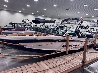 Bateau Mastercraft XT23 2026 Bleu & Blanc sur Tan, moteur Ilmor 5.3l 365hp, complètement équipé pour le wakesurf!