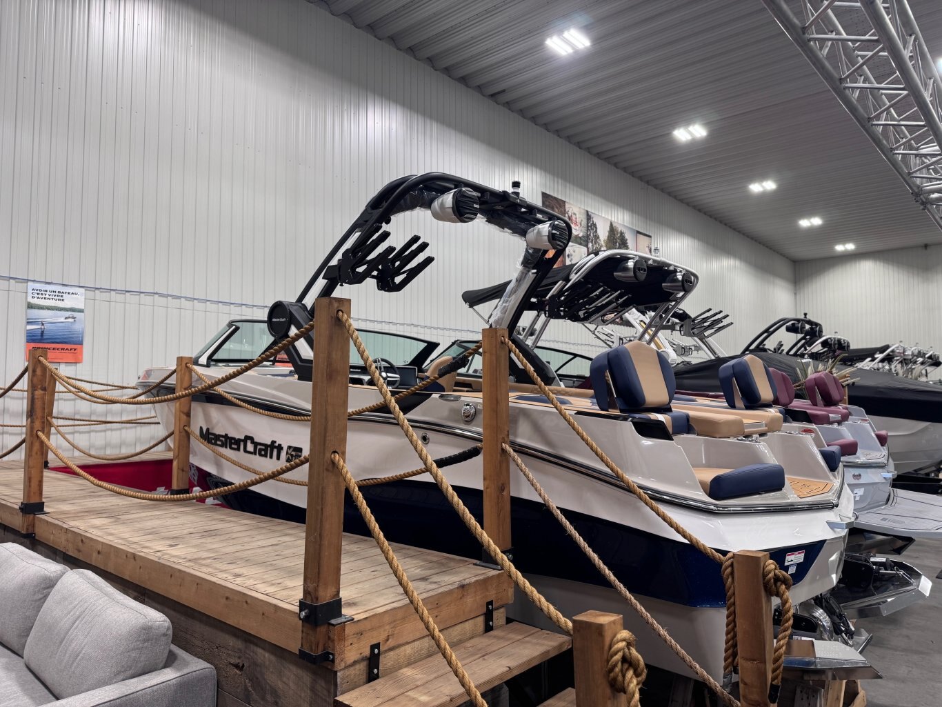 Bateau Mastercraft XT23 2026 Bleu & Blanc sur Tan, moteur Ilmor 5.3l 365hp, complètement équipé pour le wakesurf!