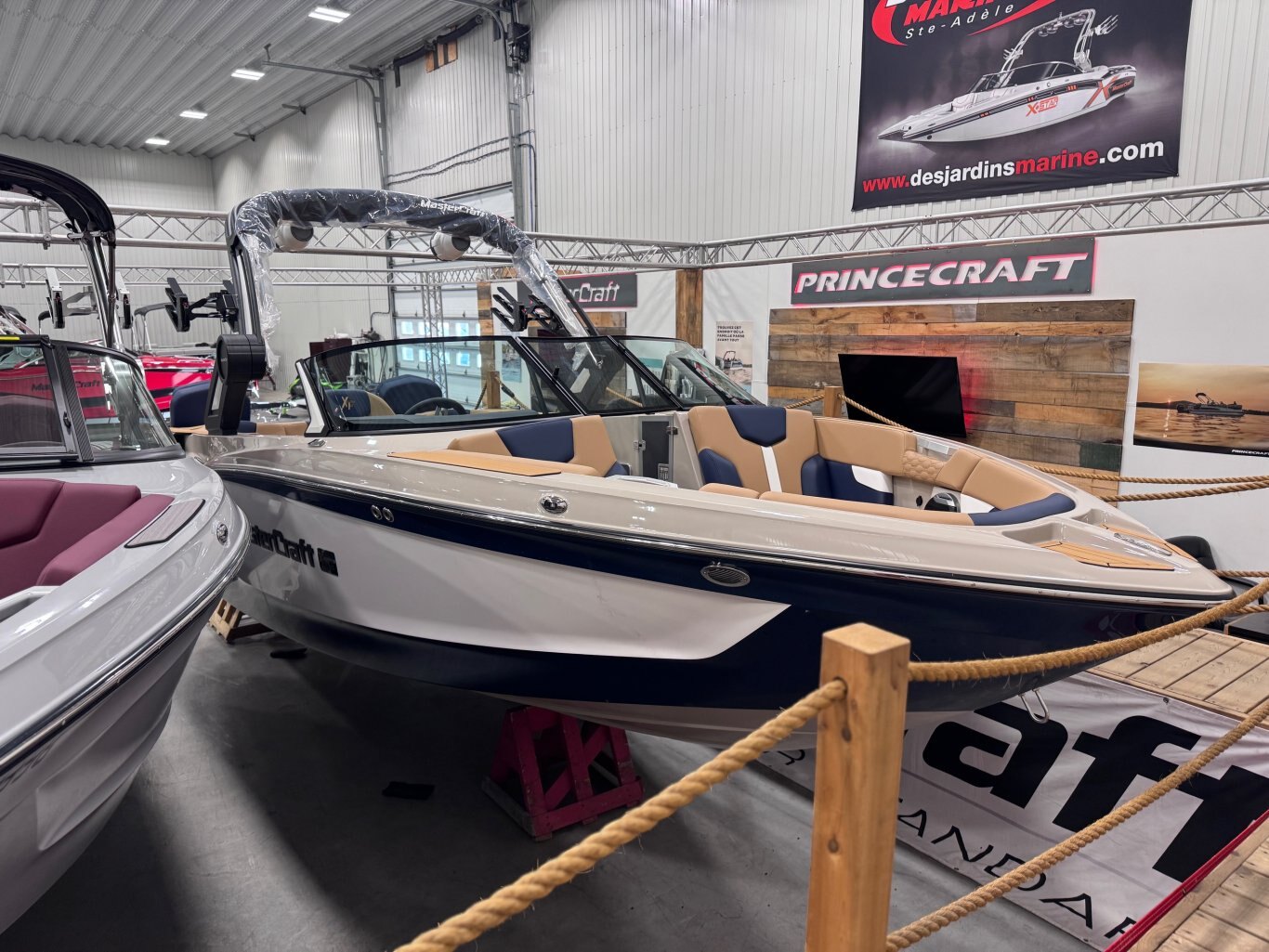 Bateau Mastercraft XT23 2026 Bleu & Blanc sur Tan, moteur Ilmor 5.3l 365hp, complètement équipé pour le wakesurf!