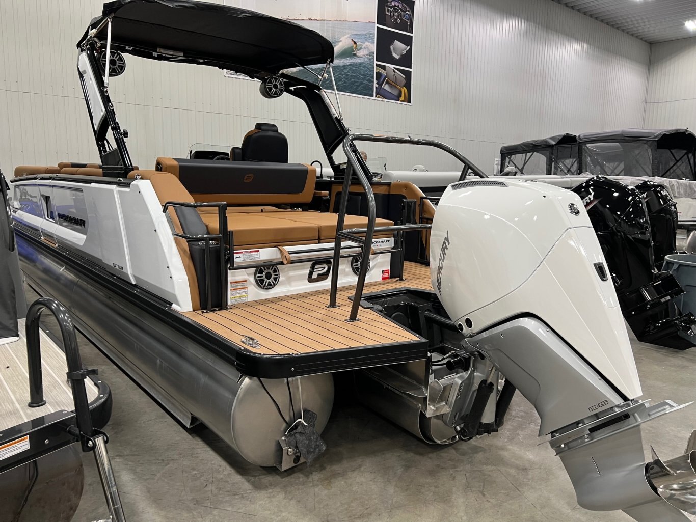 Ponton Princecraft Vogue 25 RL 2026 Blanc sur Tan Moteur Mercury 300hp, Tour à Wake, Toit Campeur, Toile, Mini Frigidaire & plus!