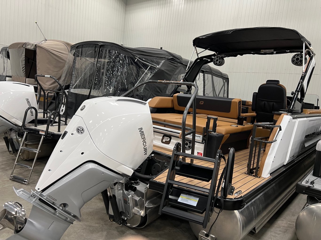 Ponton Princecraft Vogue 25 RL 2026 Blanc sur Tan Moteur Mercury 300hp, Tour à Wake, Toit Campeur, Toile, Mini Frigidaire & plus!