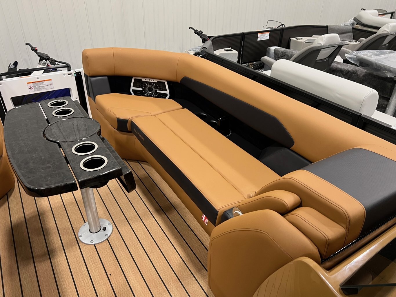 Ponton Princecraft Vogue 25 RL 2026 Blanc sur Tan Moteur Mercury 300hp, Tour à Wake, Toit Campeur, Toile, Mini Frigidaire & plus!