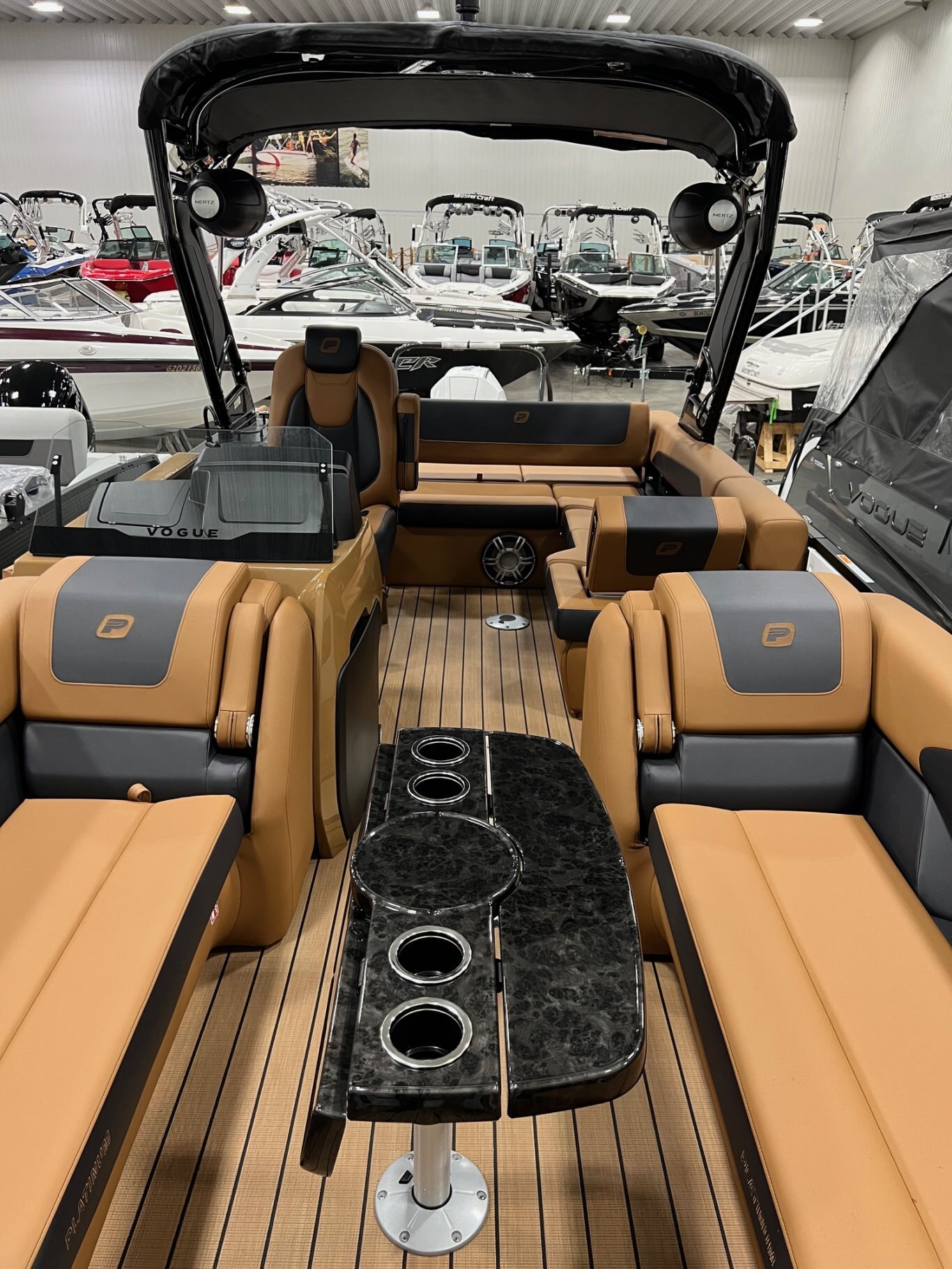 Ponton Princecraft Vogue 25 RL 2026 Blanc sur Tan Moteur Mercury 300hp, Tour à Wake, Toit Campeur, Toile, Mini Frigidaire & plus!