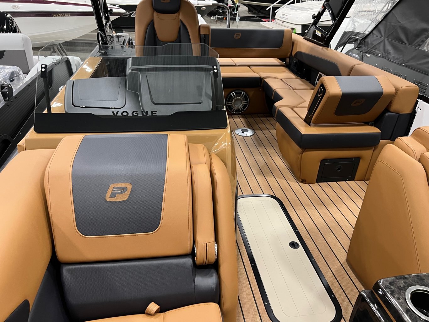 Ponton Princecraft Vogue 25 RL 2026 Blanc sur Tan Moteur Mercury 300hp, Tour à Wake, Toit Campeur, Toile, Mini Frigidaire & plus!