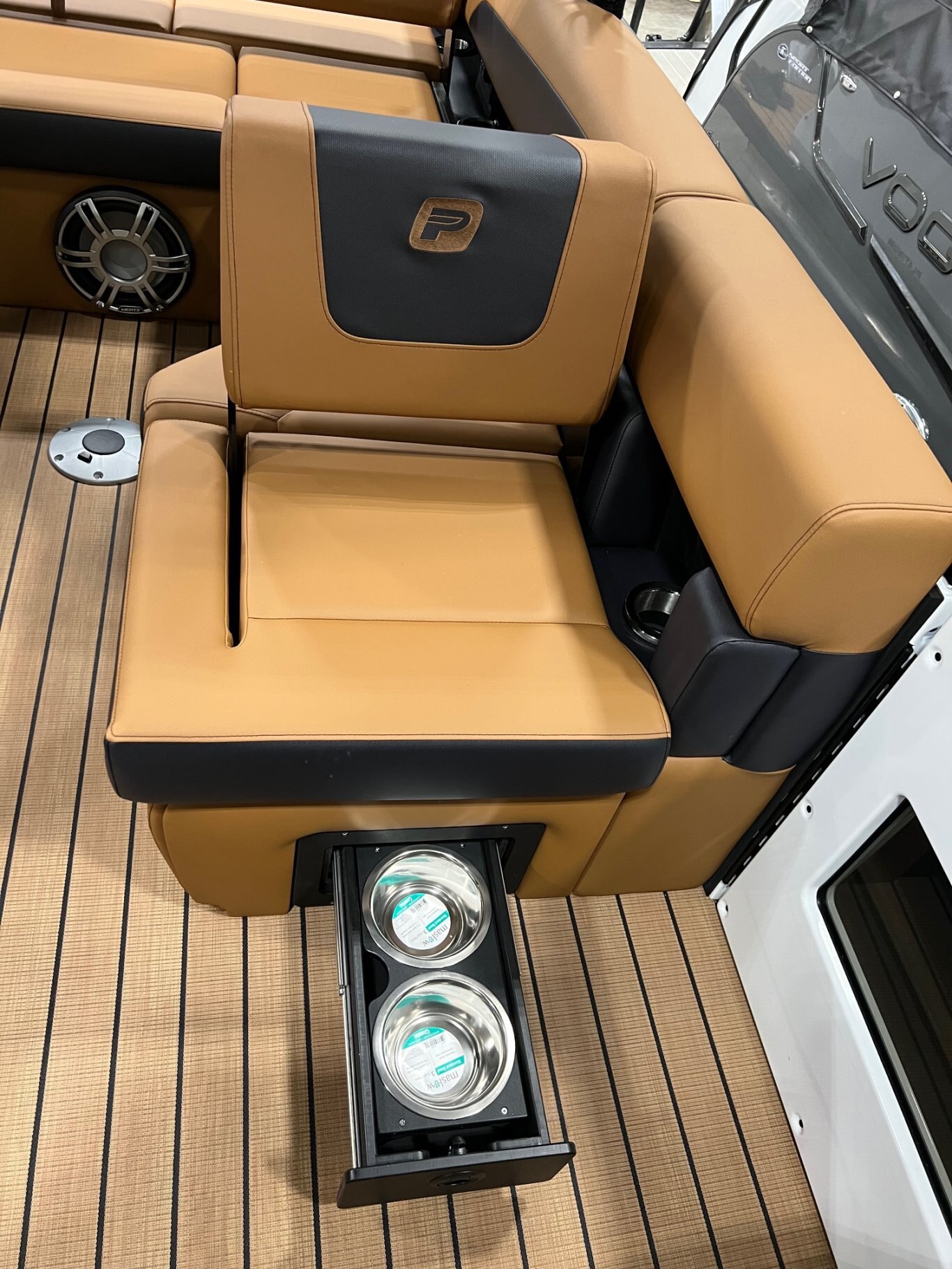 Ponton Princecraft Vogue 25 RL 2026 Blanc sur Tan Moteur Mercury 300hp, Tour à Wake, Toit Campeur, Toile, Mini Frigidaire & plus!